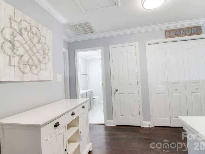 1573 Wilburn Park Lane, Charlotte, NC 28269.  MLS# CAR4407565, YatesRealty ID 41668. Upper level hallway