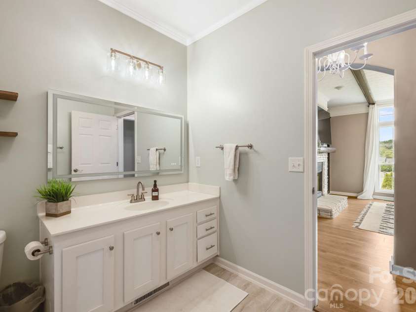 21 Old Pinner Place, Arden, NC 28704.  MLS# CAR4407827, YatesRealty ID 41672. Guest full bathroom
