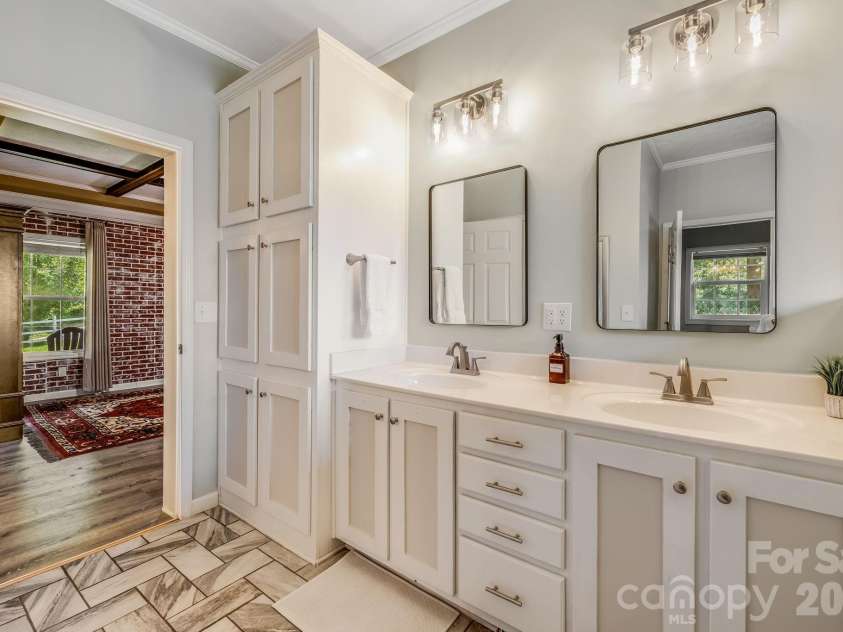 21 Old Pinner Place, Arden, NC 28704.  MLS# CAR4407827, YatesRealty ID 41672. Primary bathroom