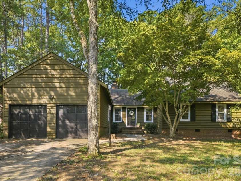 8315 Park Vista Circle, Charlotte, NC 28226.  MLS# CAR4406144, YatesRealty ID 41673. 