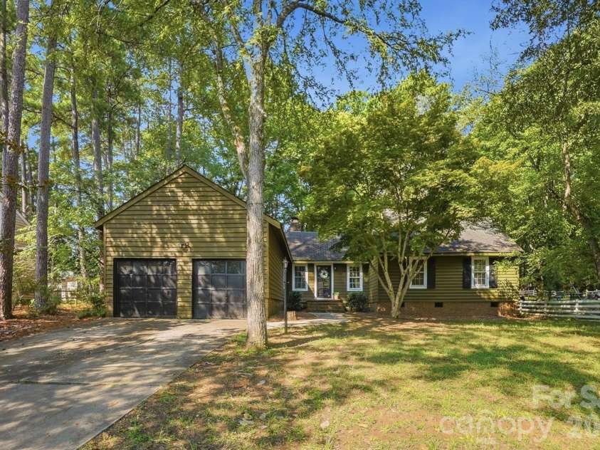 8315 Park Vista Circle, Charlotte, NC 28226.  MLS# CAR4406144, YatesRealty ID 41673. 