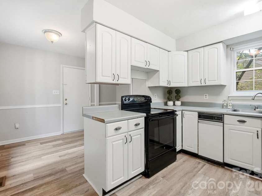 8315 Park Vista Circle, Charlotte, NC 28226.  MLS# CAR4406144, YatesRealty ID 41673. 
