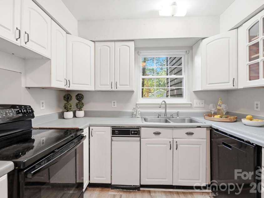 8315 Park Vista Circle, Charlotte, NC 28226.  MLS# CAR4406144, YatesRealty ID 41673. 