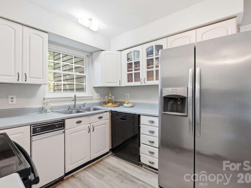 8315 Park Vista Circle, Charlotte, NC 28226.  MLS# CAR4406144, YatesRealty ID 41673. 