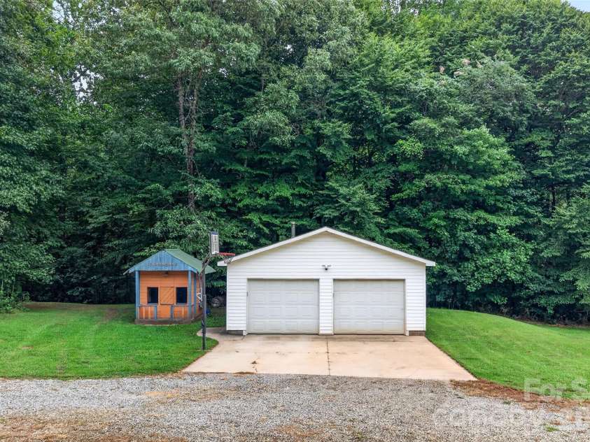 142 Talley Ridge Drive, Troutman, NC 28166.  MLS# CAR4407328, YatesRealty ID 41676. 711 square foot Garage/Shop