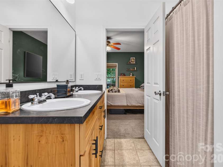 142 Talley Ridge Drive, Troutman, NC 28166.  MLS# CAR4407328, YatesRealty ID 41676. Primary Bath