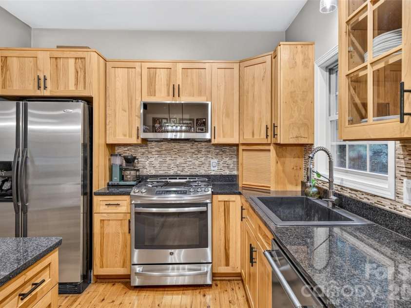 142 Talley Ridge Drive, Troutman, NC 28166.  MLS# CAR4407328, YatesRealty ID 41676. Solid Hickory Cabinets with granite tops