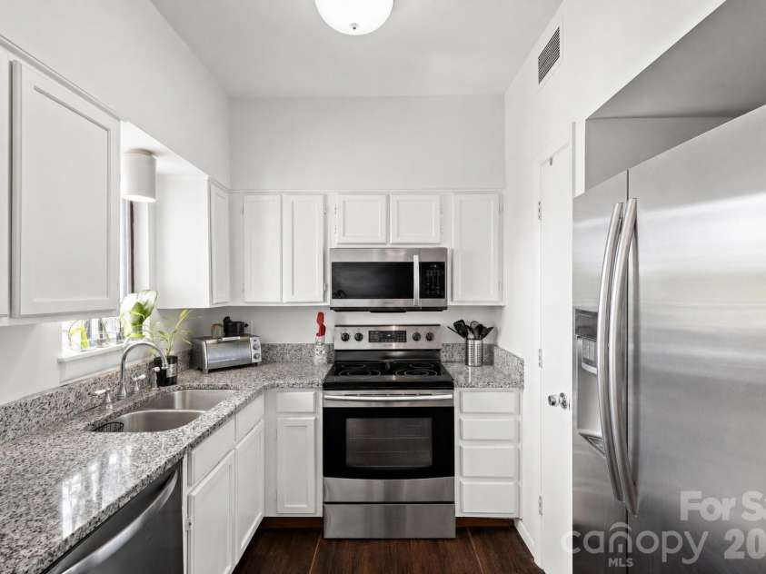 224 Poplar Street, Charlotte, NC 28202.  MLS# CAR4409440, YatesRealty ID 41677. 
