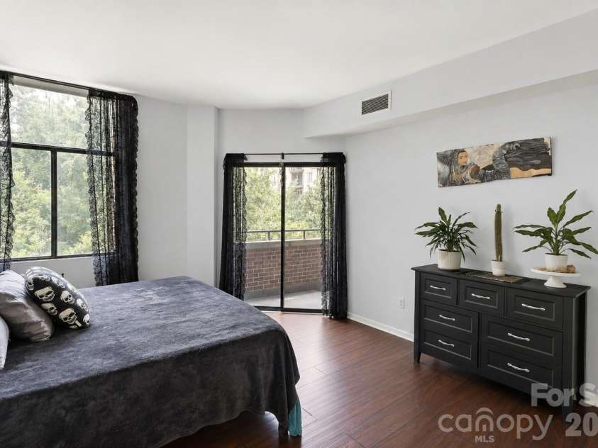 224 Poplar Street, Charlotte, NC 28202.  MLS# CAR4409440, YatesRealty ID 41677. 