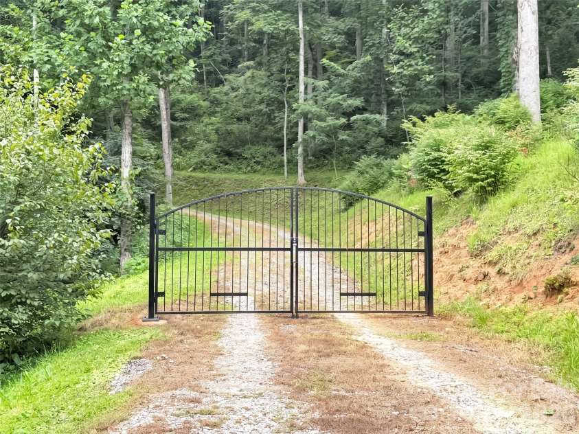291 Incline Drive Drive, Sylva, NC 28779.  MLS# CAR4407215, YatesRealty ID 41678. 