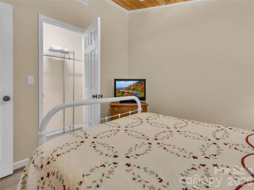 291 Incline Drive Drive, Sylva, NC 28779.  MLS# CAR4407215, YatesRealty ID 41678. 