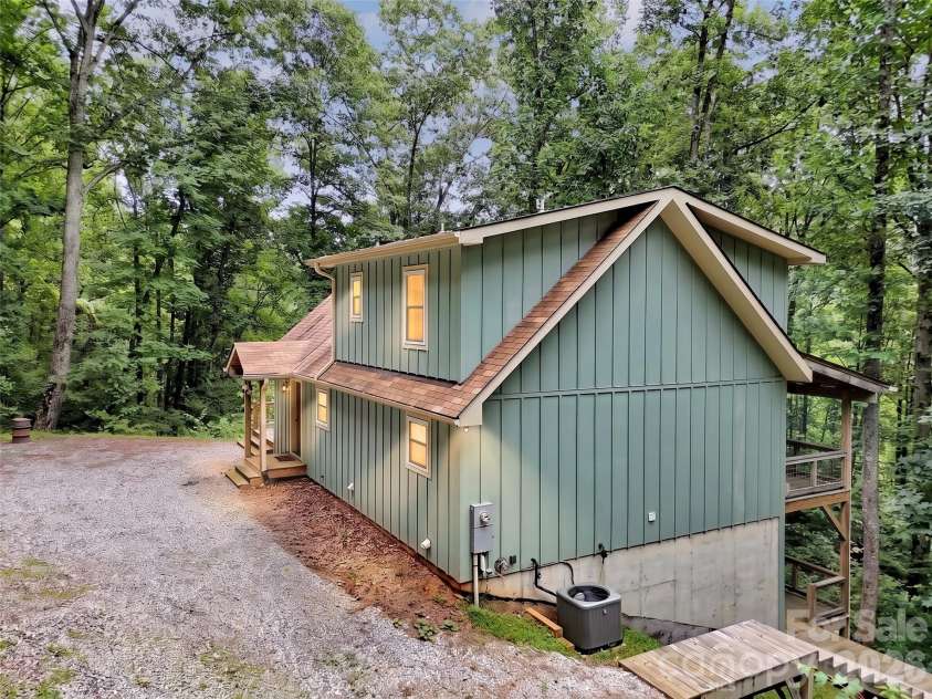 291 Incline Drive Drive, Sylva, NC 28779.  MLS# CAR4407215, YatesRealty ID 41678. 