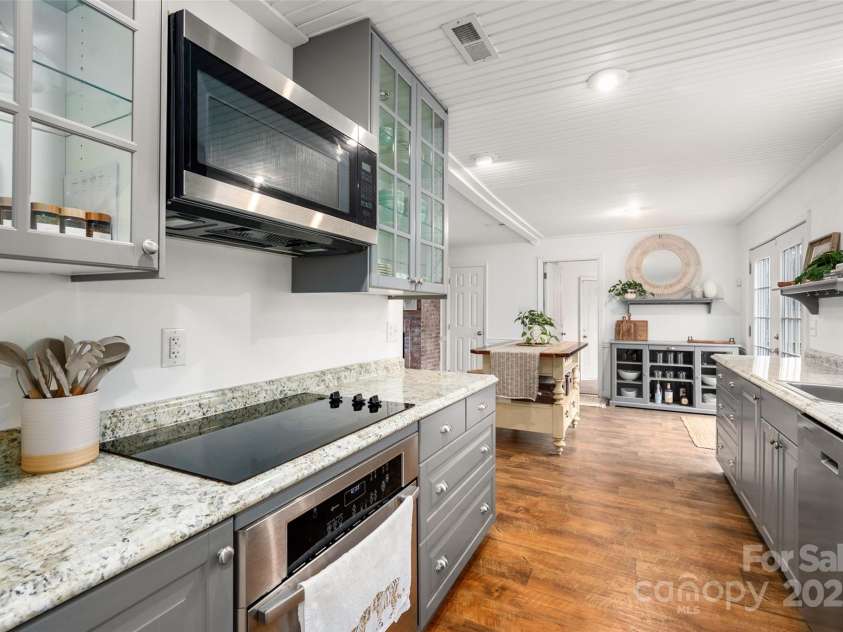 523 Fence Post Lane, Matthews, NC 28105.  MLS# CAR4215967, YatesRealty ID 4168. 