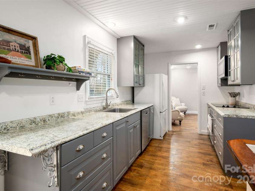 523 Fence Post Lane, Matthews, NC 28105.  MLS# CAR4215967, YatesRealty ID 4168. 