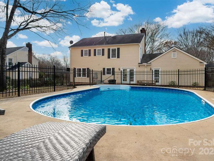 523 Fence Post Lane, Matthews, NC 28105.  MLS# CAR4215967, YatesRealty ID 4168. 