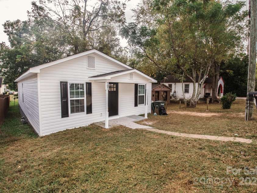 707 Summit Street, Monroe, NC 28112.  MLS# CAR4312487, YatesRealty ID 4168. 