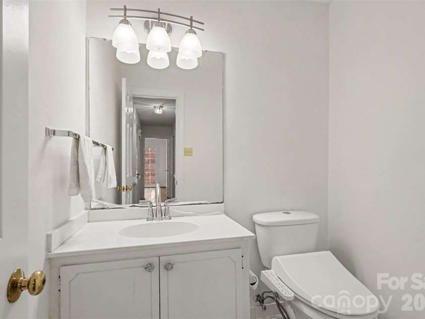 5301 Morrowick Road, Charlotte, NC 28226.  MLS# CAR4408633, YatesRealty ID 41681. Half bathroom