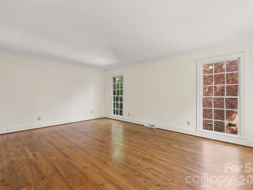 5301 Morrowick Road, Charlotte, NC 28226.  MLS# CAR4408633, YatesRealty ID 41681. Living room