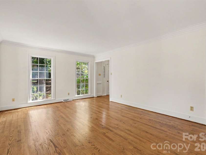 5301 Morrowick Road, Charlotte, NC 28226.  MLS# CAR4408633, YatesRealty ID 41681. Living room