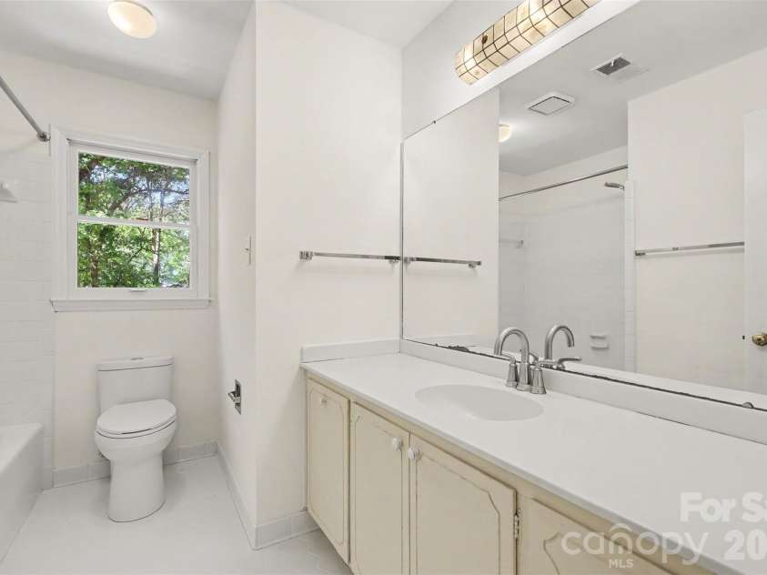 5301 Morrowick Road, Charlotte, NC 28226.  MLS# CAR4408633, YatesRealty ID 41681. Upstairs shared bathroom