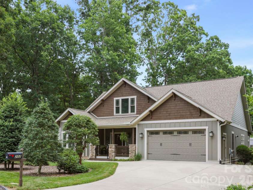 202 Midland Avenue, Black Mountain, NC 28711.  MLS# CAR4408523, YatesRealty ID 41682. 