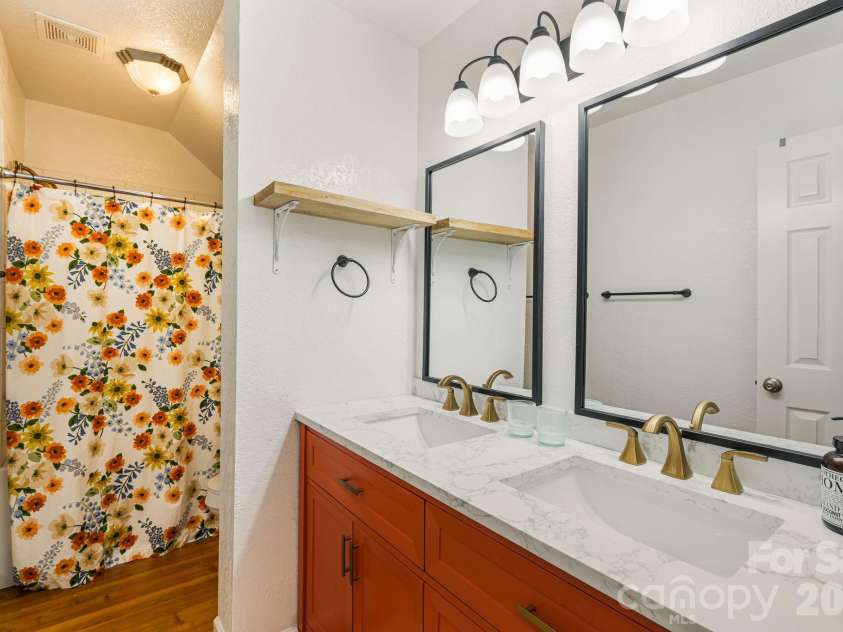 129 Finney Lane, Mars Hill, NC 28754.  MLS# CAR4409260, YatesRealty ID 41683. Upstairs Full Bath