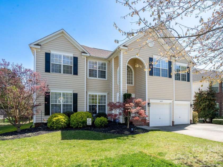 14117 Hiawatha Court, Huntersville, NC 28078.  MLS# CAR4235904, YatesRealty ID 4169. 14117 Hiawatha Ct: 5 bed, 3 bath, pool home