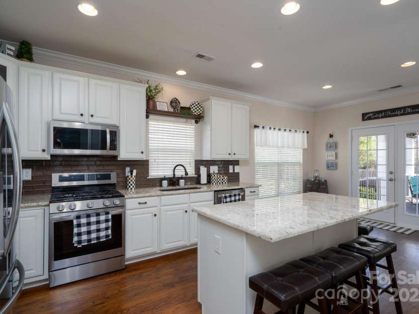 14117 Hiawatha Court, Huntersville, NC 28078.  MLS# CAR4235904, YatesRealty ID 4169. Beautiful gourmet kitchen with new SS appliances, granite and backsplash