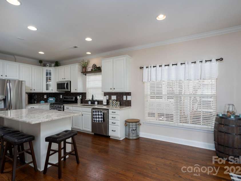 14117 Hiawatha Court, Huntersville, NC 28078.  MLS# CAR4235904, YatesRealty ID 4169. Beautiful gourmet kitchen with new SS appliances, granite and backsplash