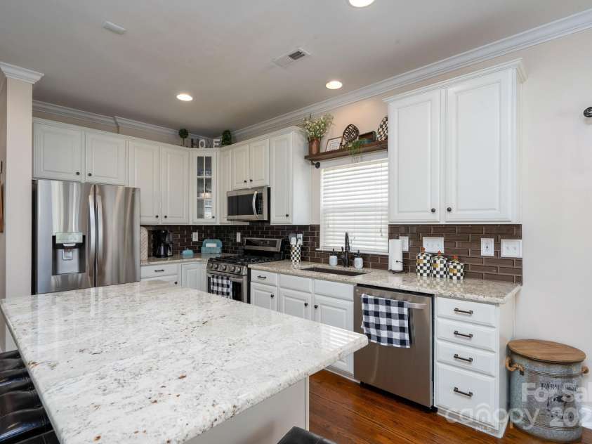 14117 Hiawatha Court, Huntersville, NC 28078.  MLS# CAR4235904, YatesRealty ID 4169. Beautiful gourmet kitchen with new SS appliances, granite and backsplash