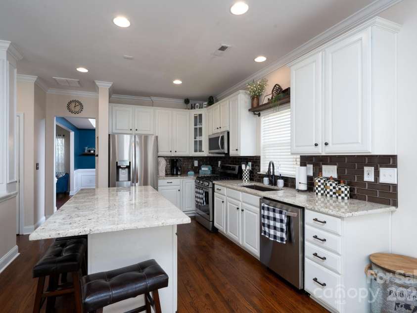 14117 Hiawatha Court, Huntersville, NC 28078.  MLS# CAR4235904, YatesRealty ID 4169. Beautiful gourmet kitchen with new SS appliances, granite and backsplash