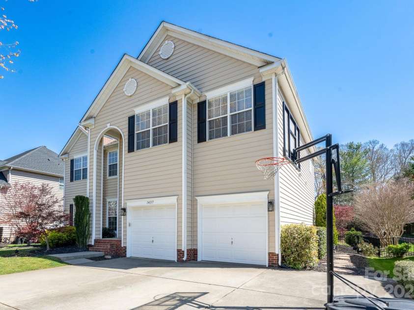 14117 Hiawatha Court, Huntersville, NC 28078.  MLS# CAR4235904, YatesRealty ID 4169. Large driveway with extra pad