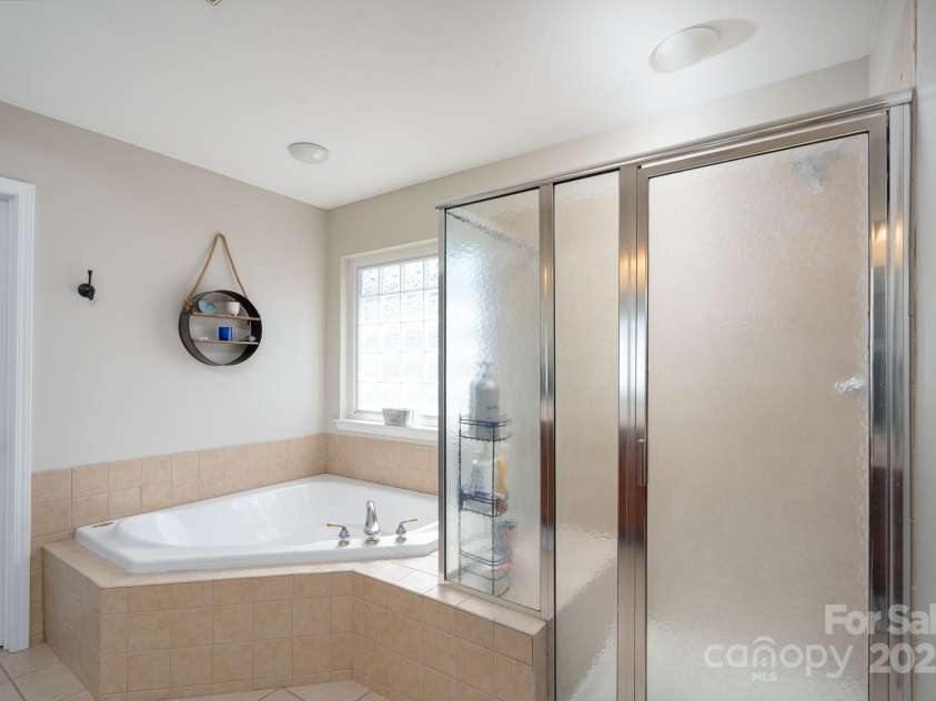 14117 Hiawatha Court, Huntersville, NC 28078.  MLS# CAR4235904, YatesRealty ID 4169. Primary bath with shower, soaking tub, 2 vanities and his and hers closets
