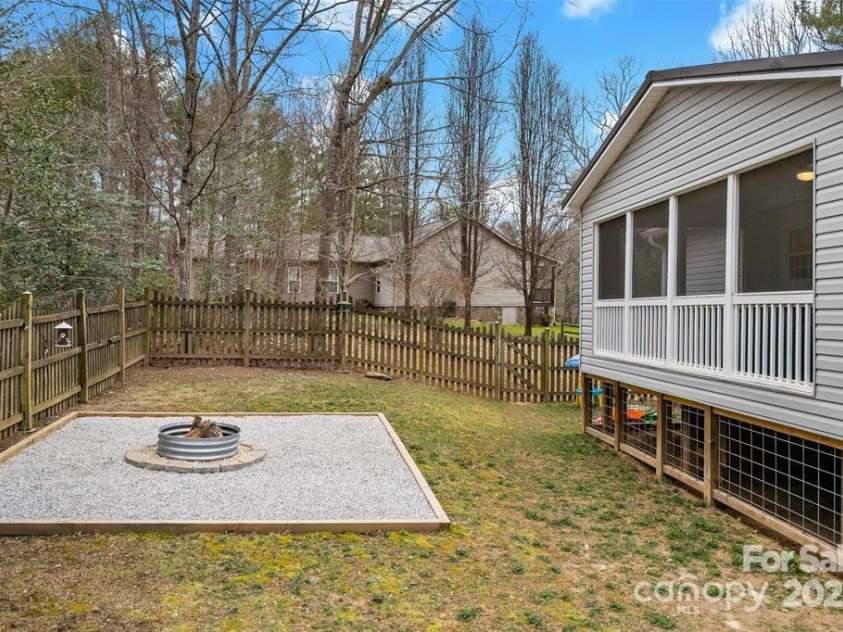 2691 Laurel Pointe Drive, Nebo, NC 28761.  MLS# CAR4314404, YatesRealty ID 4169. 