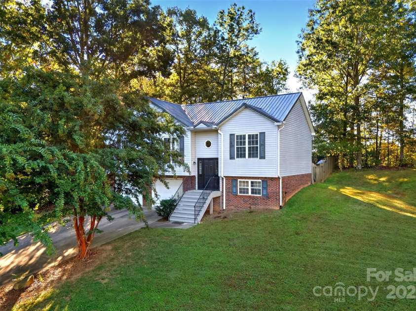 2691 Laurel Pointe Drive, Nebo, NC 28761.  MLS# CAR4314404, YatesRealty ID 4169. 