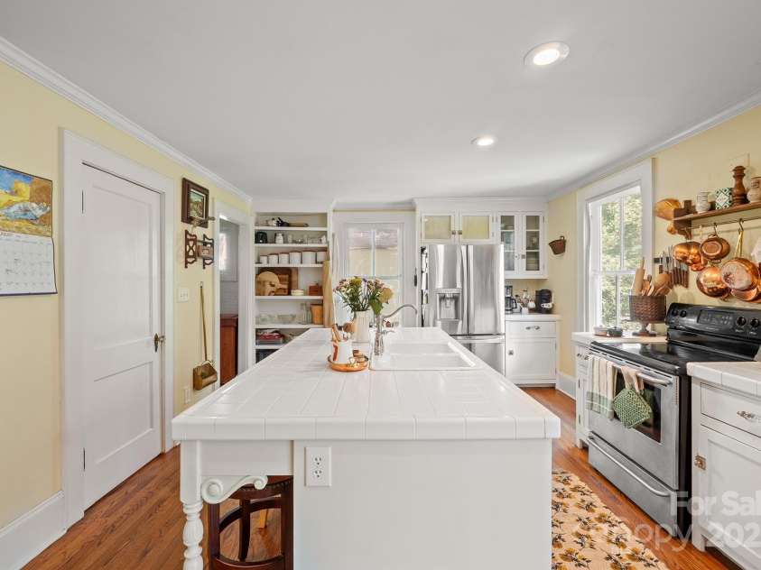 506 MAIN Street, Lenoir, NC 28645.  MLS# CAR4293002, YatesRealty ID 4169. 