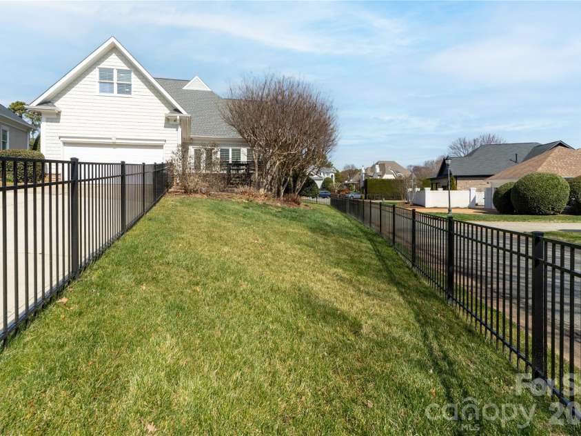 17318 Players Ridge Drive, Cornelius, NC 28031.  MLS# CAR4410446, YatesRealty ID 41692. 
