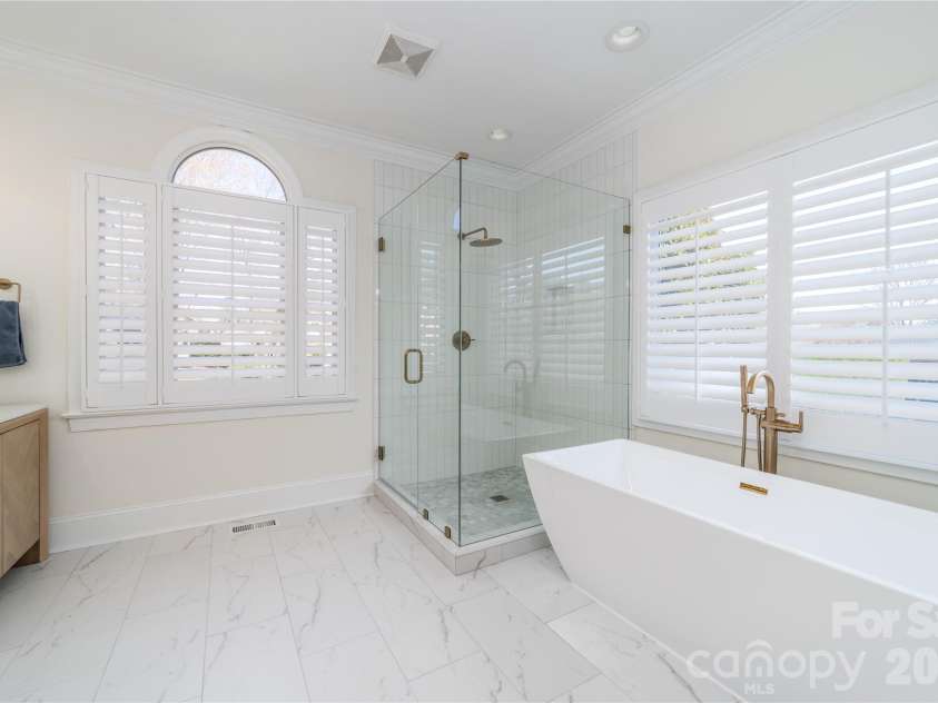 17318 Players Ridge Drive, Cornelius, NC 28031.  MLS# CAR4410446, YatesRealty ID 41692. NEW Primary Bathroom