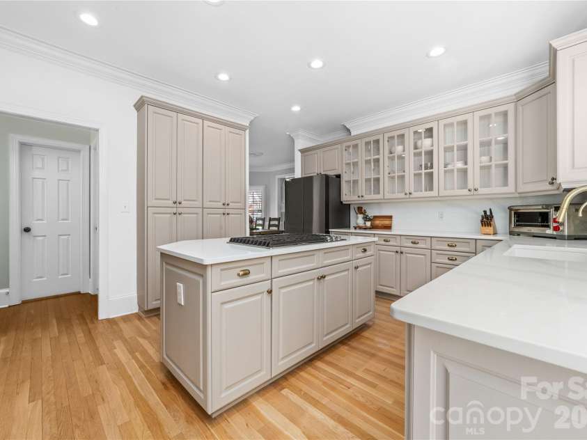 17318 Players Ridge Drive, Cornelius, NC 28031.  MLS# CAR4410446, YatesRealty ID 41692. Updated kitchen