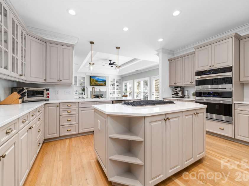 17318 Players Ridge Drive, Cornelius, NC 28031.  MLS# CAR4410446, YatesRealty ID 41692. Updated kitchen