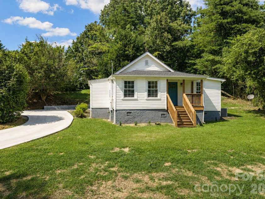 811 Markham Road, Tryon, NC 28782.  MLS# CAR4411148, YatesRealty ID 41694. 