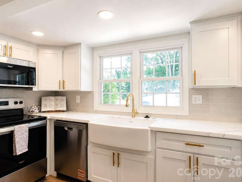 811 Markham Road, Tryon, NC 28782.  MLS# CAR4411148, YatesRealty ID 41694. 