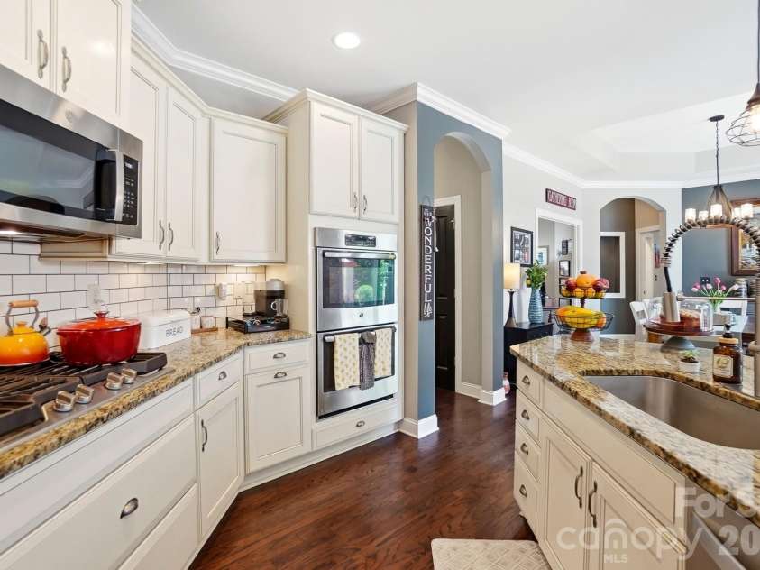 1100 Avalon Place, Matthews, NC 28104.  MLS# CAR4411415, YatesRealty ID 41696. Large gas cooktop with drawers below