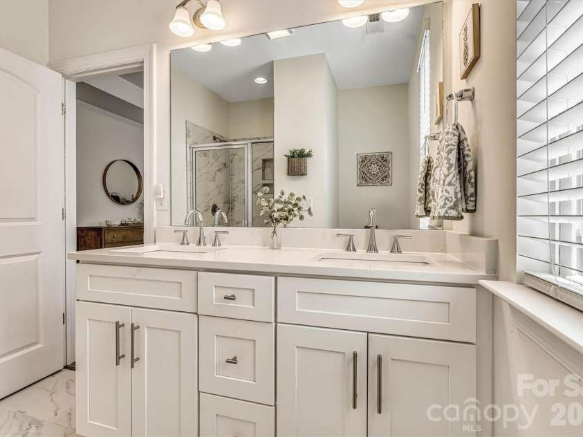 2011 Claybrook Lane, Denver, NC 28037.  MLS# CAR4410531, YatesRealty ID 41699. Primary ensuite