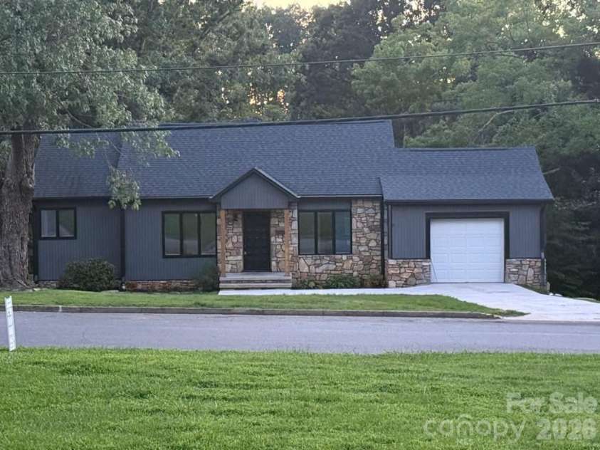 102 FALLS Street, Morganton, NC 28655.  MLS# CAR4410971, YatesRealty ID 41705. 
