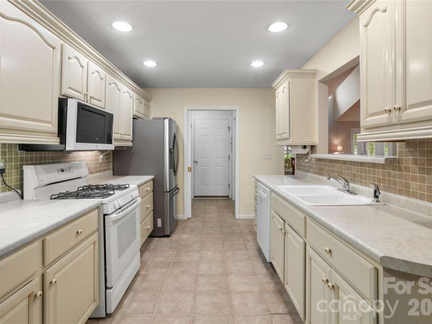 69 Red Cedar Drive, Hendersonville, NC 28792.  MLS# CAR4410260, YatesRealty ID 41708. 