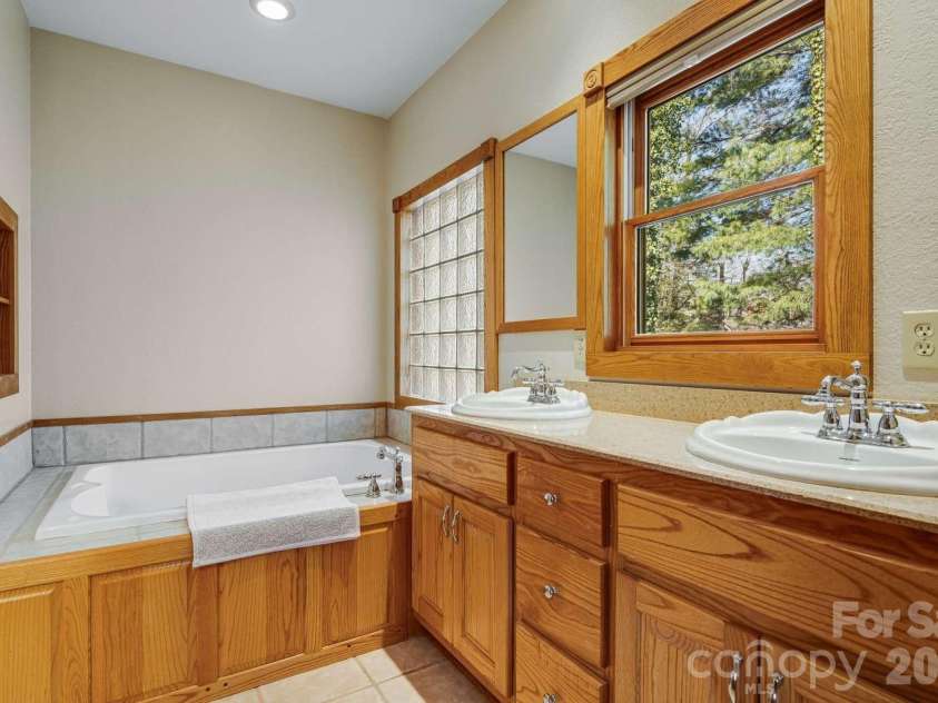 20 Stony Crest Drive, Spruce Pine, NC 28777.  MLS# CAR4352287, YatesRealty ID 4171. 