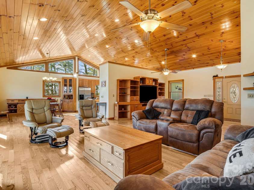 20 Stony Crest Drive, Spruce Pine, NC 28777.  MLS# CAR4421947, YatesRealty ID 4171. 