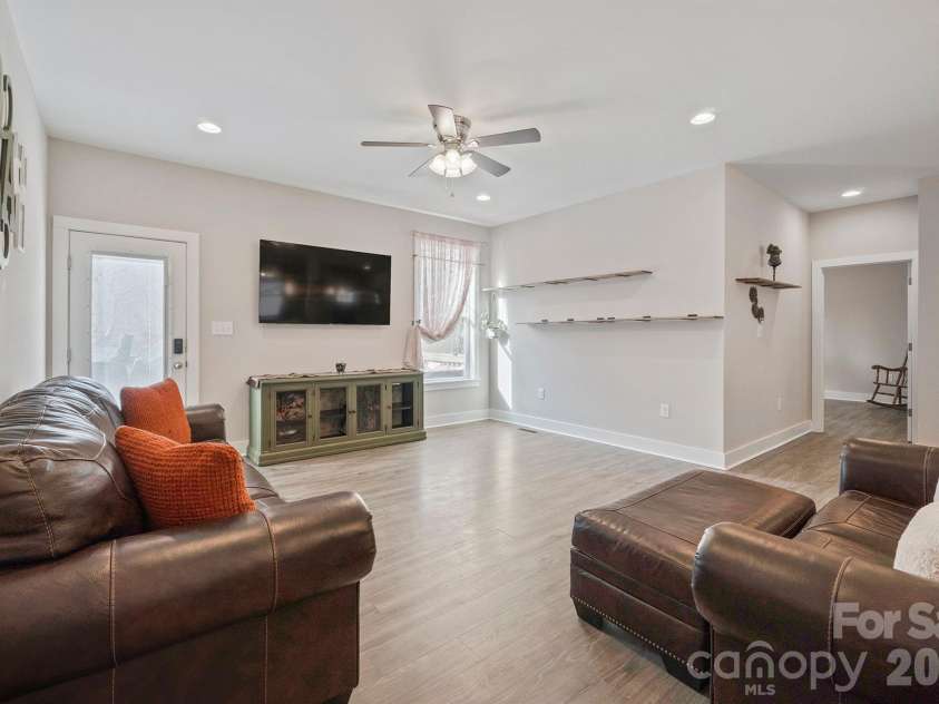 1544 Farmington Hills Drive, Conover, NC 28613.  MLS# CAR4405042, YatesRealty ID 41717. 