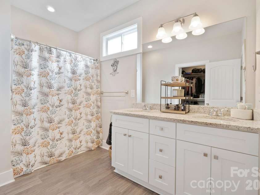 1544 Farmington Hills Drive, Conover, NC 28613.  MLS# CAR4405042, YatesRealty ID 41717. 